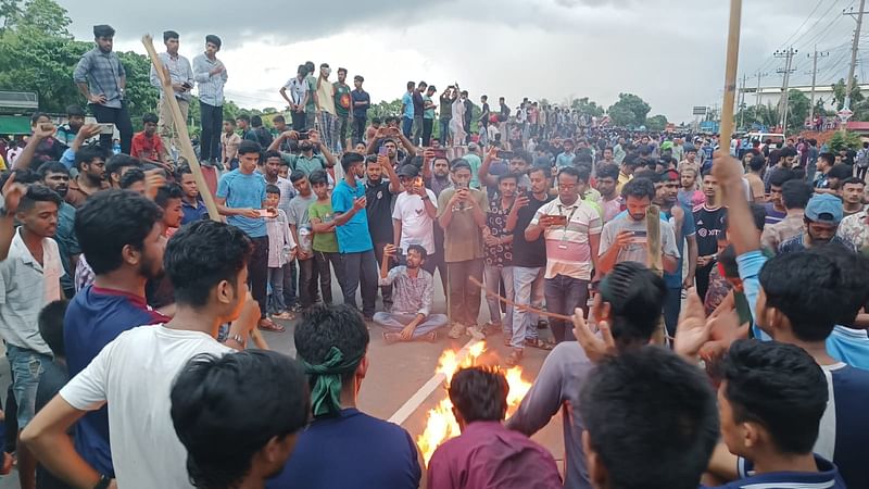 পুলিশের বাধা উপেক্ষা করে মহাসড়কে আগুন জ্বালিয়ে শিক্ষার্থীদের অবরোধ। বৃহস্পতিবার বিকেলে ঢাকা-চট্টগ্রাম মহাসড়কের কোটবাড়ী মোড় এলাকার নন্দনপুরে